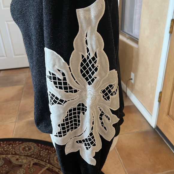 Stellah Top/Sweatshirt - Picture 6 of 6